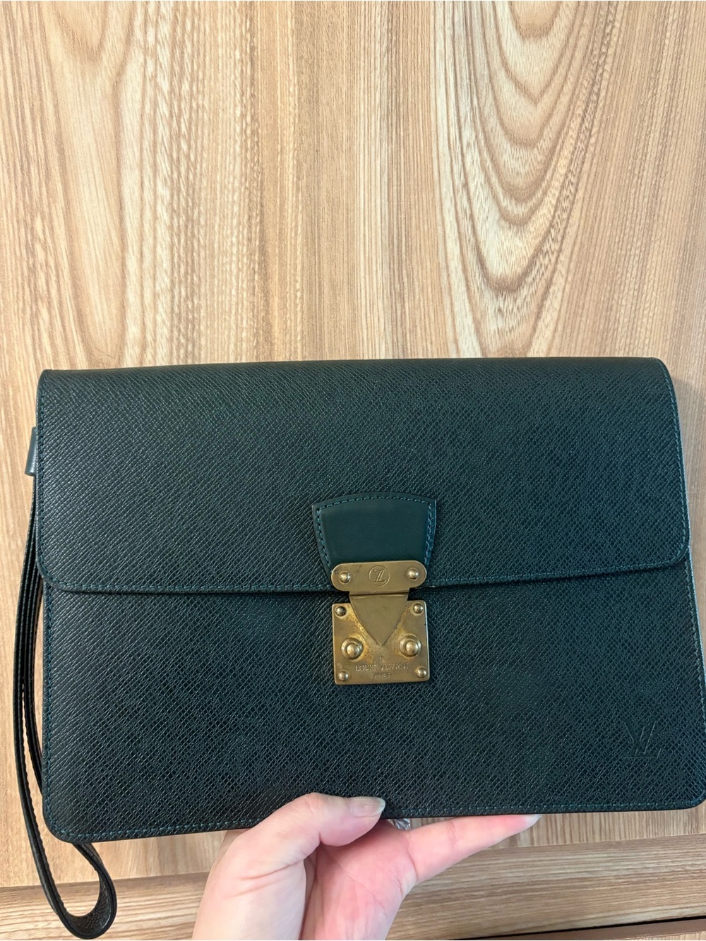 Auth Louis Vuitton Taiga leather Green Clutch bag